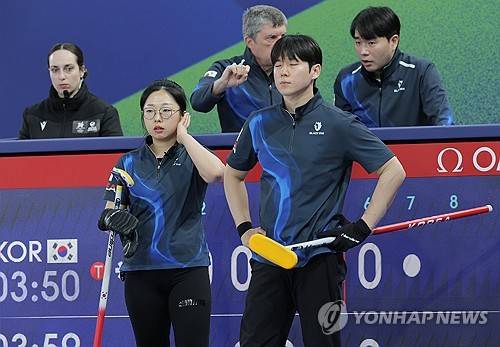 '패패패패' 韓 올림픽예선 2위였는데, 4연패라니…'세계의 벽 높았다' 컬링 믹스더블, 영국에 2-8 완패+'조기 탈락 위기'