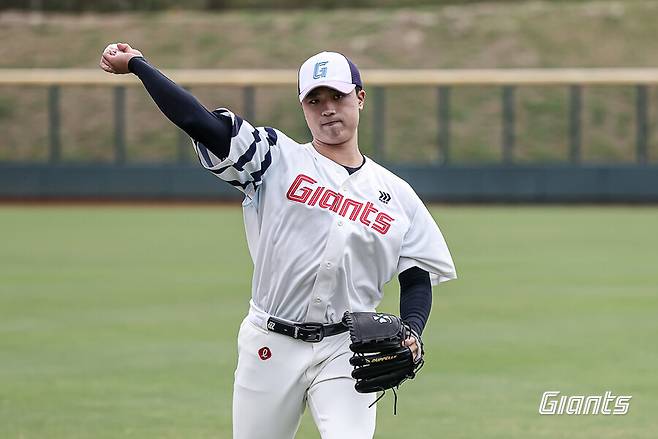 롯데 캠프에 등장한 유일 신인! 이대호 잡았던 152km 유망주의 당찬 각오