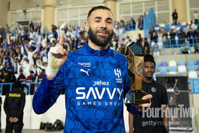 ‘데뷔전 해트트릭’ 벤제마 인터뷰 중 대폭발…“내가 작별 인사 안 했다고? 당신이 뭘 알아”