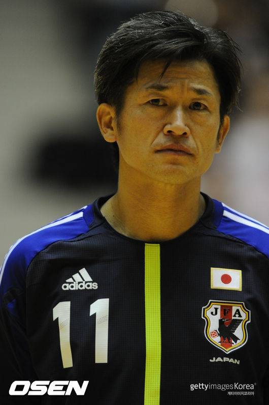 '추태의 화신' 日 58세 선수, J리그 개막전에 선발 출전...20분 노 슈팅 퇴장->