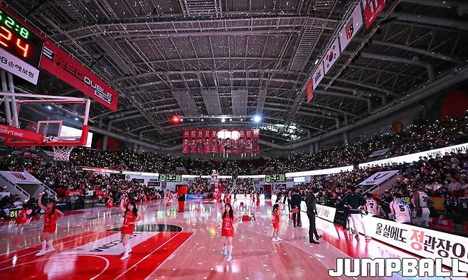 [케미터뷰] 처음엔 의심...정관장 식당에 풍긴 떡볶이 냄새, 선수들도 깜짝 “한두 접시 더 먹게 되더라고요”