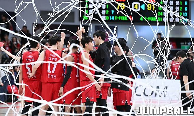 [케미터뷰] 처음엔 의심...정관장 식당에 풍긴 떡볶이 냄새, 선수들도 깜짝 “한두 접시 더 먹게 되더라고요”