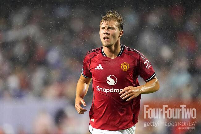 “맨체스터 유나이티드 동료들, 패스도 제대로 해주지 않았다”…’1200억’ FW가 부진했던 이유