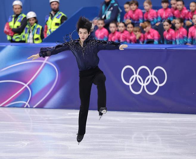 차준환 올림픽 첫 무대서 ‘점프 실수’…韓, 단체쇼트 프리진출 실패