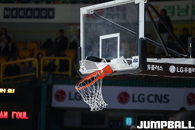 [케미터뷰] 덩크 중에 ‘뻑-! 소리’...결국 부서진 백보드, 에릭 “굉장히 놀랐다“
