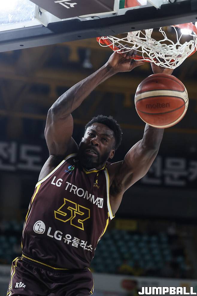 [케미터뷰] 덩크 중에 ‘뻑-! 소리’...결국 부서진 백보드, 에릭 “굉장히 놀랐다“