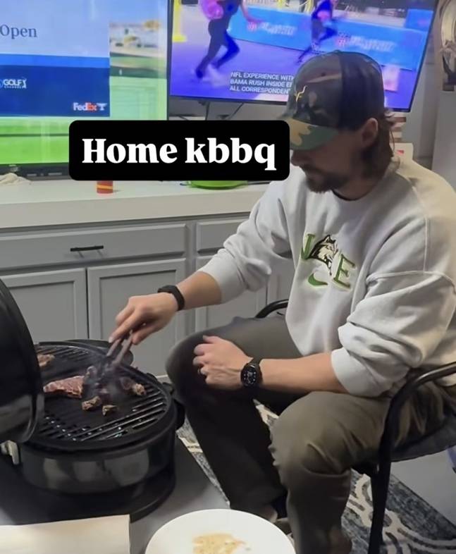 와이스는 아직 한국이 그립다→韓 불판으로 고기 굽는 장면 포착