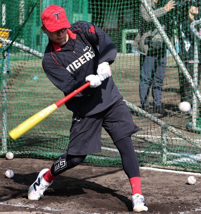 “번호 반납해라, 이 번호 달면 잘해야 된다” KIA 김주찬 코치의 애정 어린 잔소리…윤도현 가수보다 유명해지도록 야구 잘해야 된다[MD아마미오시마]