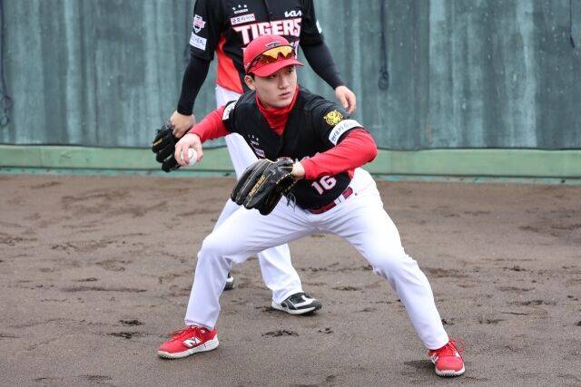 “번호 반납해라, 이 번호 달면 잘해야 된다” KIA 김주찬 코치의 애정 어린 잔소리…윤도현 가수보다 유명해지도록 야구 잘해야 된다[MD아마미오시마]