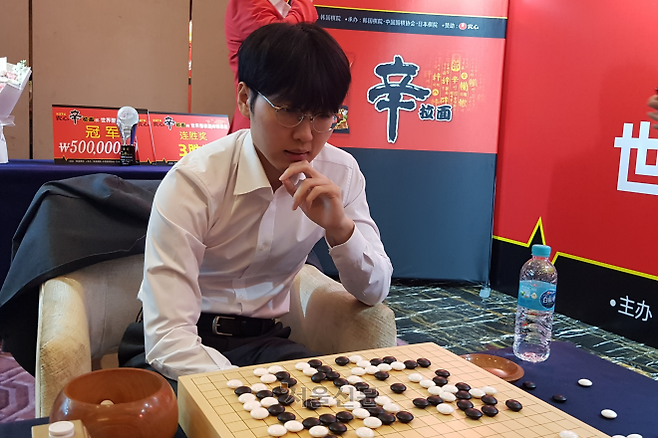 ‘신의 한 수’에 日 와르르…“앞으로 3년” 신진서가 내다본 미래는