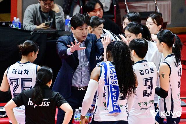 강소휘 허리 삐끗...페퍼에 발목 잡힌 한국도로공사, “이렇게 떨어지는 경기는 처음이다” [MD광주]