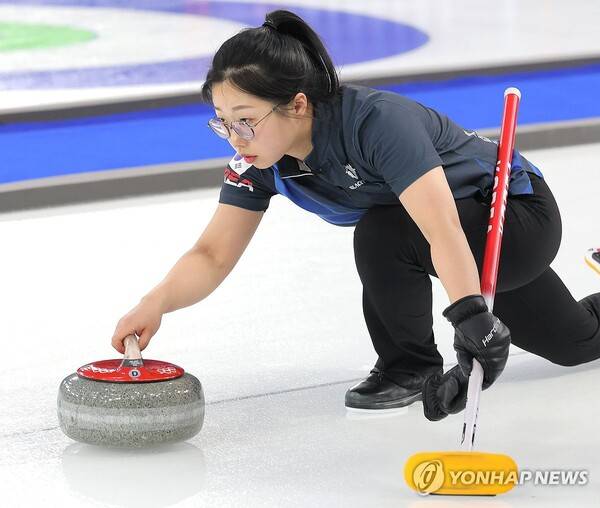 눈물 흘렸던 '팀킴' 출신 김선영, 4강행 마법부리나… 기적의 2연승[밀라노 올림픽]