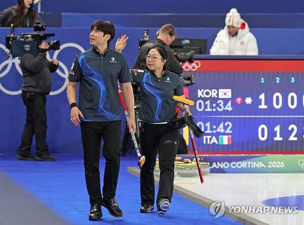 눈물 흘렸던 '팀킴' 출신 김선영, 4강행 마법부리나… 기적의 2연승[밀라노 올림픽]