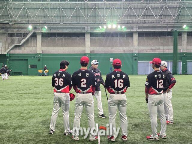 “너희 그렇게 하면 경기 못 나가” 꽃범호 일침, 급기야 내야수들 앞에서 춤을? KIA 내야수비 지금 괴로워야 1년이 즐겁다[MD아마미오시마]