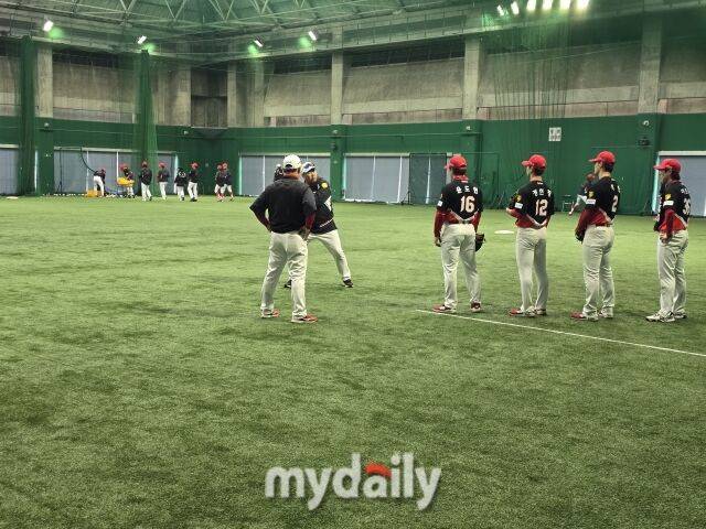 “너희 그렇게 하면 경기 못 나가” 꽃범호 일침, 급기야 내야수들 앞에서 춤을? KIA 내야수비 지금 괴로워야 1년이 즐겁다[MD아마미오시마]