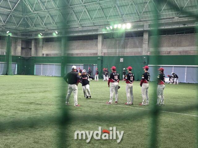 “너희 그렇게 하면 경기 못 나가” 꽃범호 일침, 급기야 내야수들 앞에서 춤을? KIA 내야수비 지금 괴로워야 1년이 즐겁다[MD아마미오시마]