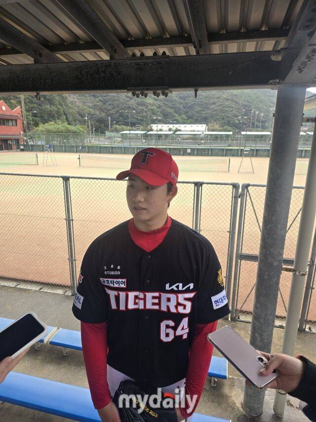 “깜짝 놀랐다, 정말 좋은 스위퍼” KIA 코치도 네일 아트도 인정…19세 고졸신인의 오타니 독학, 이건 진짜다[MD아마미오시마]