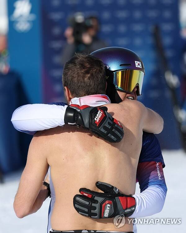 이게 K-매너다… '은메달' 김상겸, 맨몸의 남자 끌어안게 된 사연[밀라노 핫이슈]