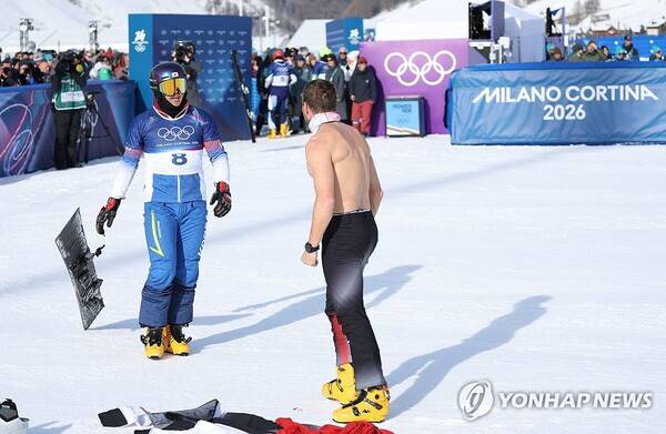 이게 K-매너다… '은메달' 김상겸, 맨몸의 남자 끌어안은 사연[밀라노 핫이슈]