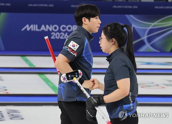 '뒷북 3연승'... '팀킴 출신' 김선영, 캐나다 잡고도 믹스더블 4강 좌절[밀라노 올림픽]