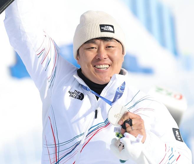 韓 올림픽 대형사고…동계올림픽 역대급 이변, ‘37세 인간승리’ 김상겸, 스노보드 기적같은 ‘은메달’ 