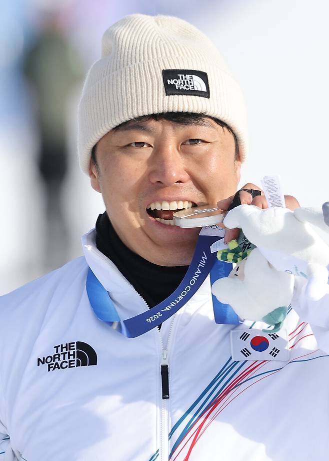 韓 올림픽 대형사고…동계올림픽 역대급 이변, ‘37세 인간승리’ 김상겸, 스노보드 기적같은 ‘은메달’ 