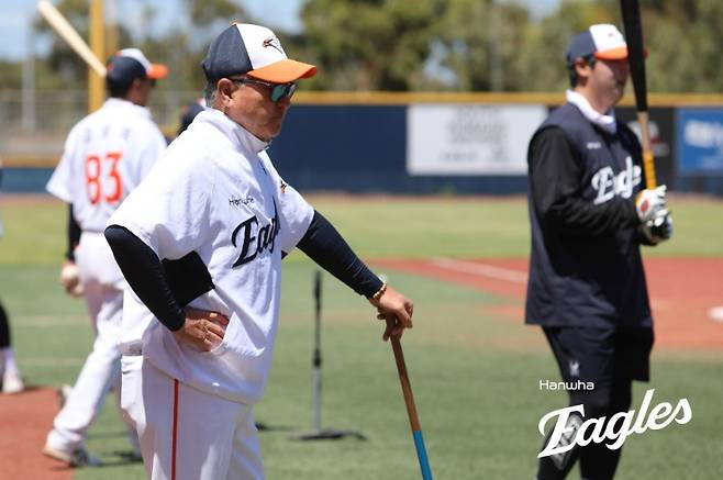 한화 중견수 트레이드? 왜 강백호와 연관이 있나… 100억 가치 시동, 추가 지출 막아라