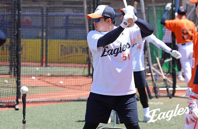 한화 중견수 트레이드? 왜 강백호와 연관이 있나… 100억 가치 시동, 추가 지출 막아라