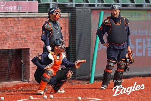 최재훈 부상에 가슴 철렁한 한화, 이제 외면할 수 없는 후계자 문제…'4연타석 홈런' 유망주에 모이는 눈길