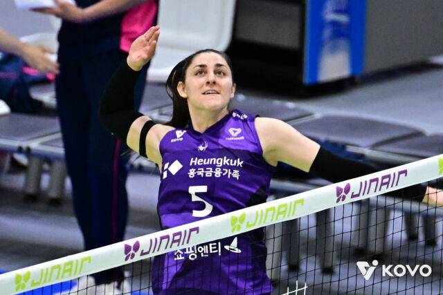 ‘피치 부상 복귀’ 흥국생명 꺾은 현대건설, 2위 탈환 성공...김희진은 650블로킹 달성 ‘역대 8호’ [MD수원]