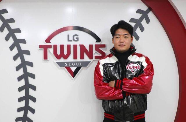 삼성→트레이드→NC→방출→LG 국대 사이드암 끝내 유니폼 벗는다