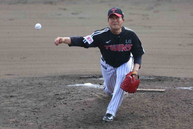 삼성→트레이드→NC→방출→LG 국대 사이드암 끝내 유니폼 벗는다