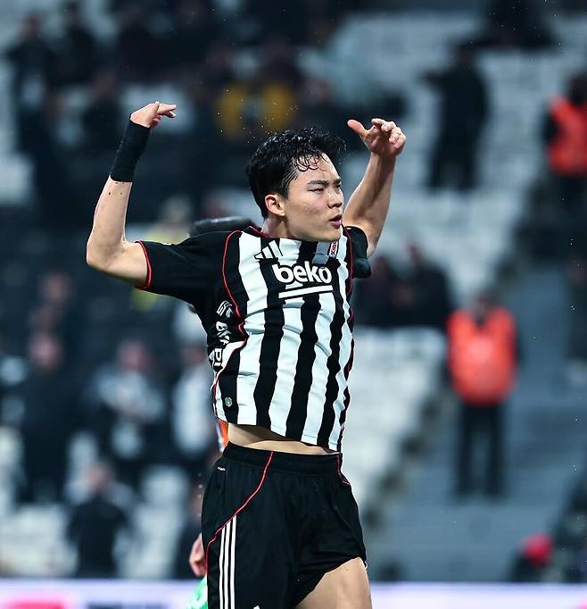 '데뷔전 데뷔골이 얼룩졌다' 오현규 향해 '눈 찢기 인종차별'...베식타스 측, 제재 가할까