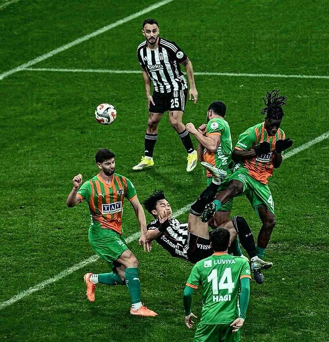 '데뷔전 데뷔골이 얼룩졌다' 오현규 향해 '눈 찢기 인종차별'...베식타스 측, 제재 가할까