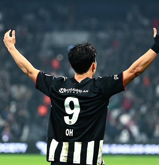 '데뷔전 데뷔골이 얼룩졌다' 오현규 향해 '눈 찢기 인종차별'...베식타스 측, 제재 가할까