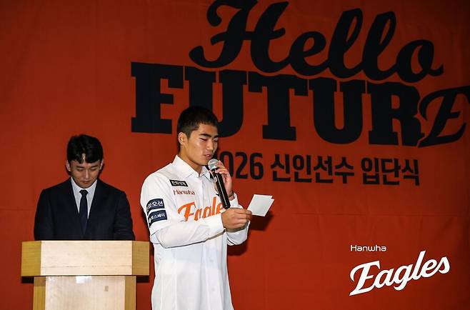 한화 이래서 트레이드 안하나…153km 에이스 외면하고 선택한 고교 타격왕, 벌써 100안타 정조준