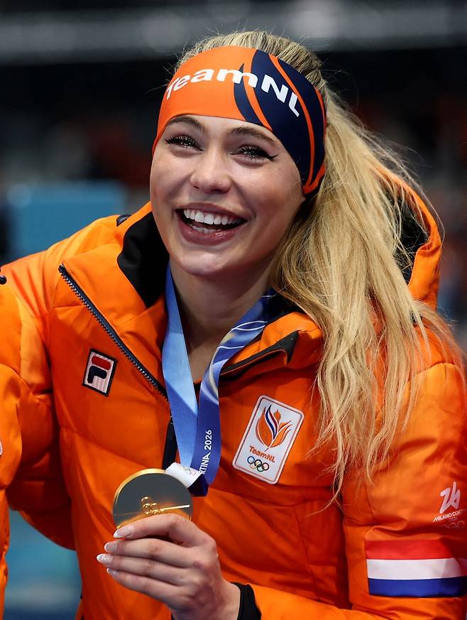 혼자 전세기 타고 올림픽 온 네덜란드 빙속 스타, 1000m 金 획득