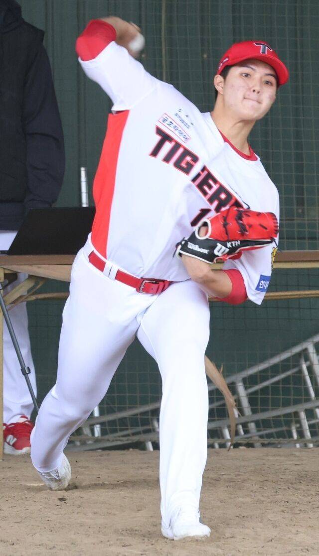 “비밀입니다” KIA 김태형 신무기 앞세워 신인왕 레이스 다크호스 등극? 2월인데 147km…단장도 깜놀[MD아마미오시마]