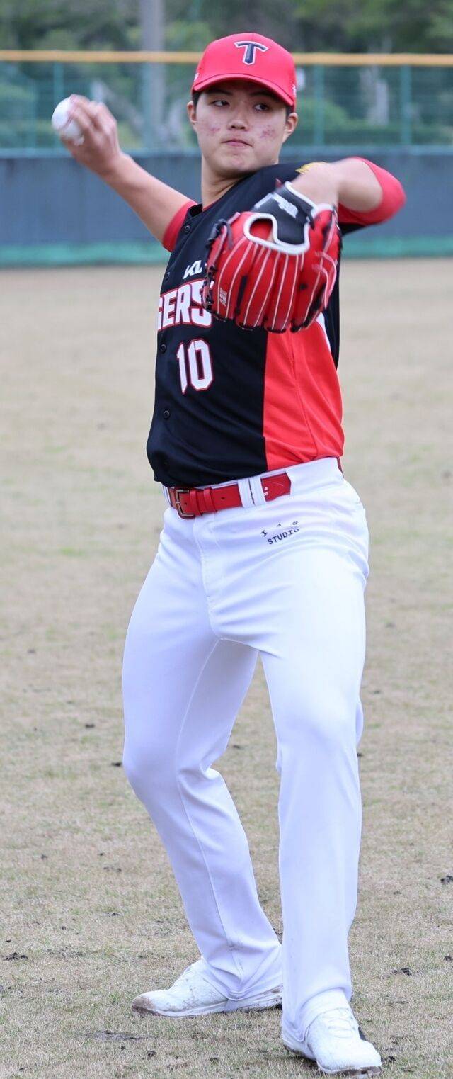 “비밀입니다” KIA 김태형 신무기 앞세워 신인왕 레이스 다크호스 등극? 2월인데 147km…단장도 깜놀[MD아마미오시마]