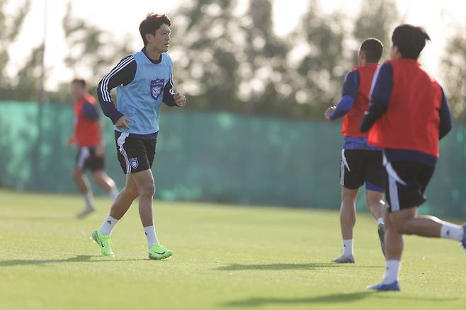 [단독]‘세리머니 사과’ 이청용, 은퇴 기로서 ‘승격팀’ 인천 전격 입단…백의종군 심정, 윤정환 품에 안긴다