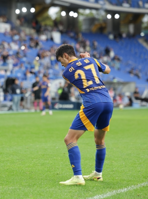 [단독]‘세리머니 사과’ 이청용, 은퇴 기로서 ‘승격팀’ 인천 전격 입단…백의종군 심정, 윤정환 품에 안긴다