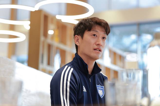 [단독]‘세리머니 사과’ 이청용, 은퇴 기로서 ‘승격팀’ 인천 전격 입단…백의종군 심정, 윤정환 품에 안긴다