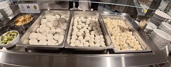 밀라노 선수촌 식당 어떻길래… “메뉴가 안 바뀐다” 불만