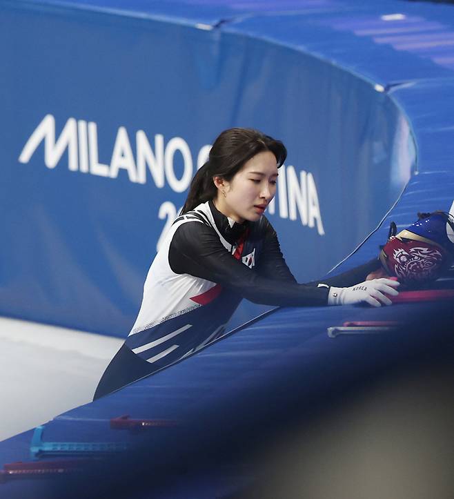 ‘비상’ 쓰러진 김길리 갈비뼈 통증…최민정 “크게 문제 있는 것 같지 않다, 마음 추스르길” [2026 밀라노]