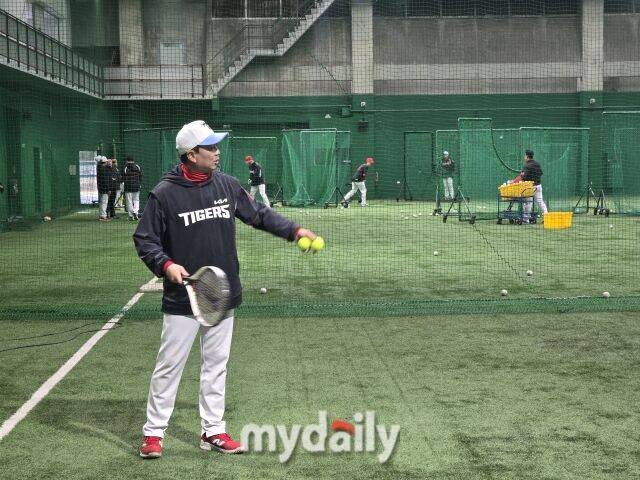 “모셔오느라 힘들었어요” KIA 코치가 테니스채를 잡았다…나성범은 푸쉬업, 박정우는 엑스트라, 외야수들이 웃으며 땀 흘린다[MD아마미오시마]