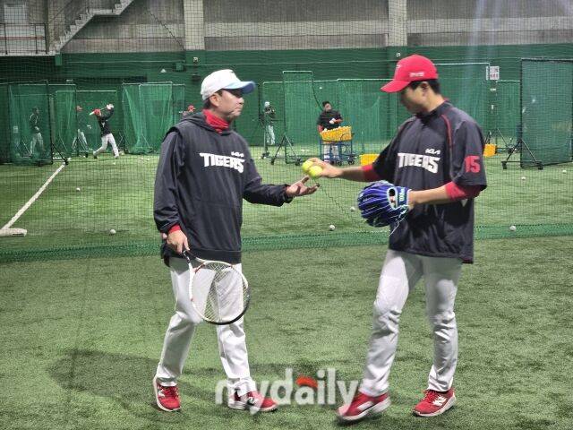 “모셔오느라 힘들었어요” KIA 코치가 테니스채를 잡았다…나성범은 푸쉬업, 박정우는 엑스트라, 외야수들이 웃으며 땀 흘린다[MD아마미오시마]