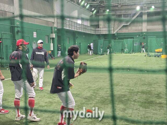 “모셔오느라 힘들었어요” KIA 코치가 테니스채를 잡았다…나성범은 푸쉬업, 박정우는 엑스트라, 외야수들이 웃으며 땀 흘린다[MD아마미오시마]
