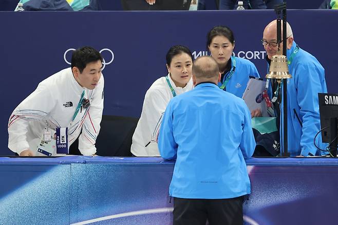 억울할 뻔 한 상황, 코칭스태프는 달렸다… 돋보였던 한국 쇼트트랙 대표팀의 대처