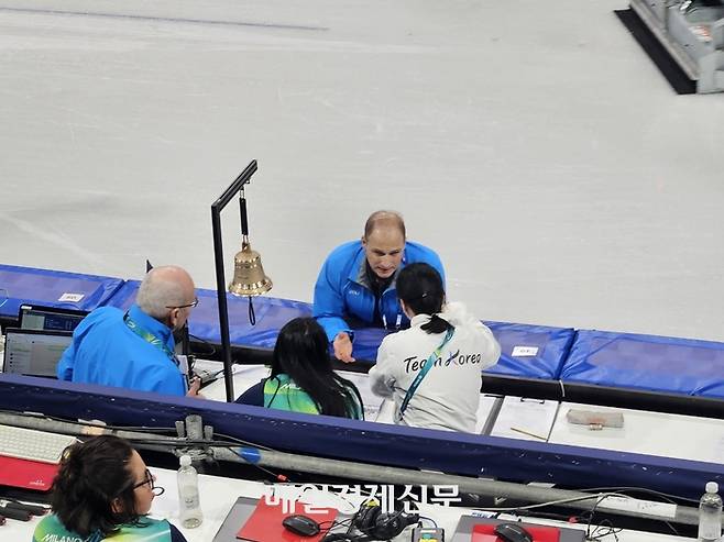 억울할 뻔 한 상황, 코칭스태프는 달렸다… 돋보였던 한국 쇼트트랙 대표팀의 대처