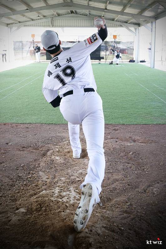 롯데서 진짜 복덩이를 데려왔네…팔꿈치 수술→상무 전역, 왜 10승 확신하나 “더 이상 통증 없어, 자신감 되찾았다” [오!쎈 질롱]